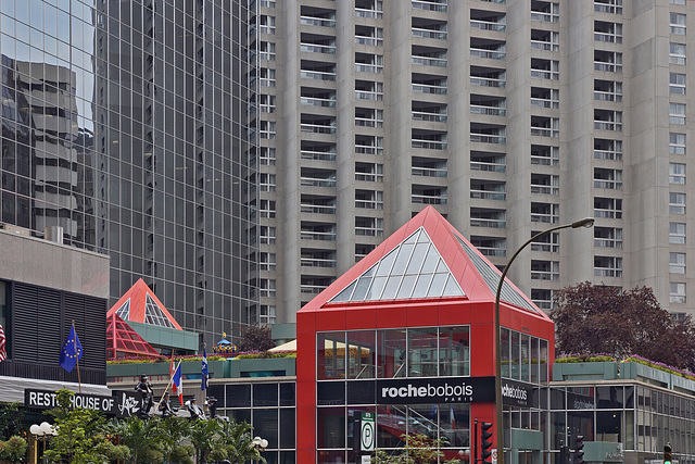 Pyramid Selling – Avenue du Président-Kennedy at Aylmer Street, Montréal, Québec