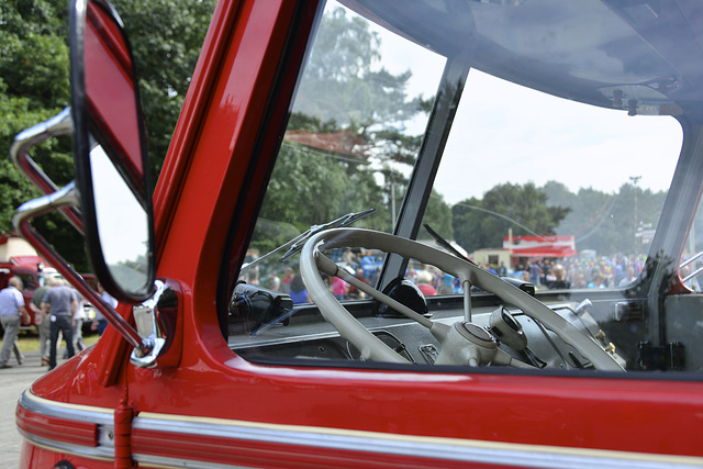 Oldtimerfestival Ravels 2013 – White steering wheel