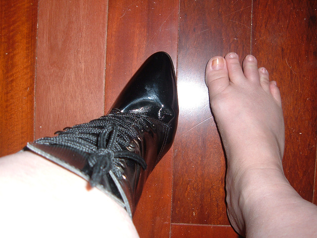 Lady Shoobedoo's high-heeled boots and her broken toe / Dame Shoobedoo en bottes à talons hauts et son orteil cassé.