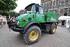 Unimog on beer-bringing duty