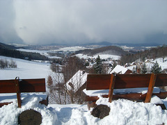 Verschneite Bänke - Blick auf Waltersdorf