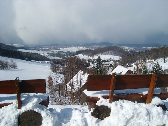 Verschneite Bänke - Blick auf Waltersdorf