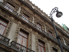 Lampadaire & architecture mexicaine / Street lamp & mexican architecture.