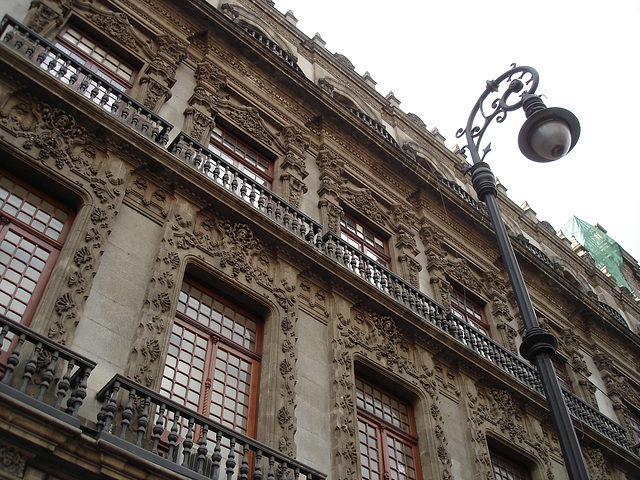 Lampadaire & architecture mexicaine / Street lamp & mexican architecture.