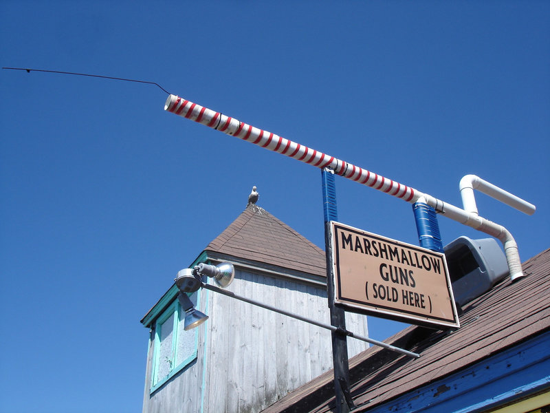 Marshmallow guns in the air / Guimauves en hauteur.