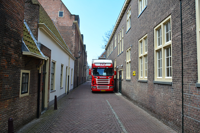 2006 Scania R420 in an alley