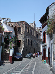 Ruelle étroite et typique / Typical narrow streets.