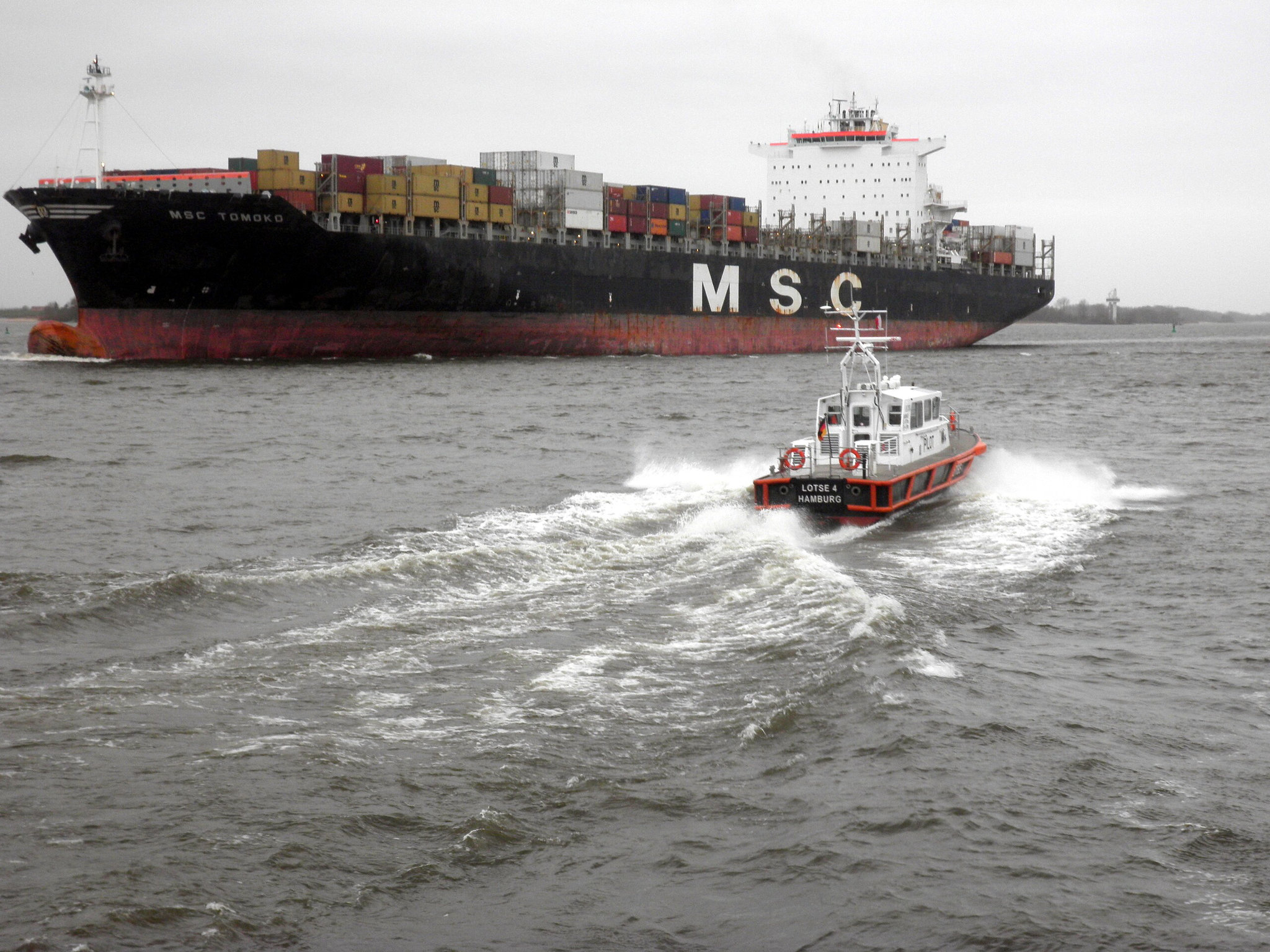 MSC  TOMOKO  u. Lotse
