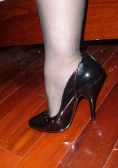 Lady Shoobedoo's sexy high heel shoe / L'escarpin suprême de Dame Shoobedoo.
