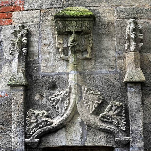 Détail de la porte du colombier du château de Fervaques