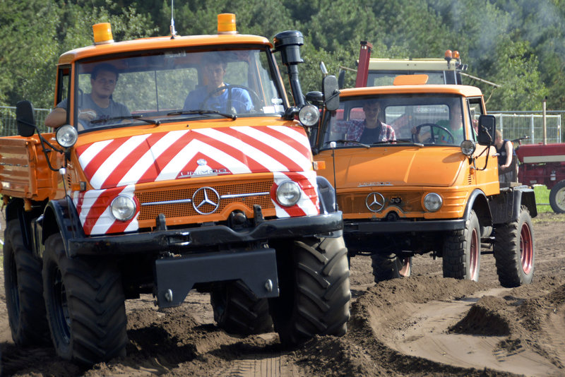 Oldtimerfestival Ravels 2013 – Big Unimog and small Unimog