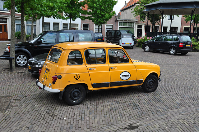 1984 Renault 4 GTL and 1986 Citroën 2CV6 Spécial