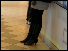 Landgång Lady in patent leather high-heeled boots / Jeune Suédoise en bottes de cuir patent à talons hauts.