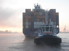 Schlepper hinter Containerschiff  CMA CGM LAPIS