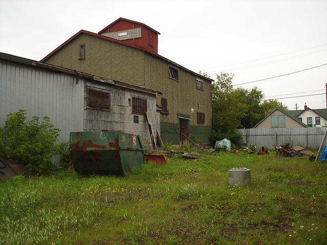 Rusty and abandonned factory of yester years / Vestige manufacturier du passé.