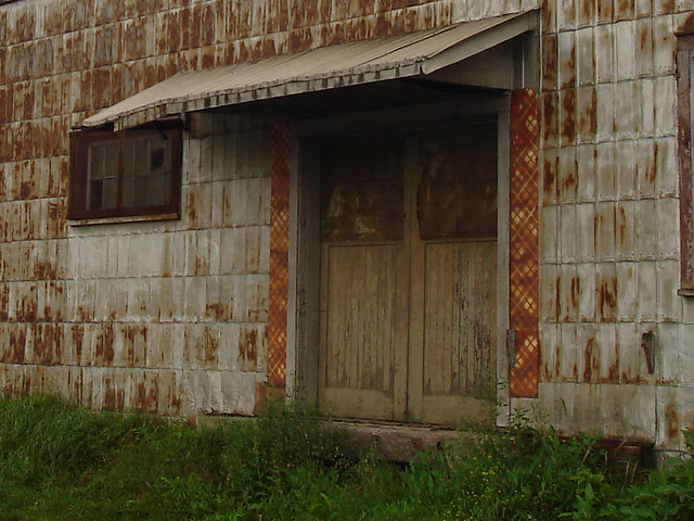 Rusty and abandonned factory of yester years / Vestige manufacturier du passé.