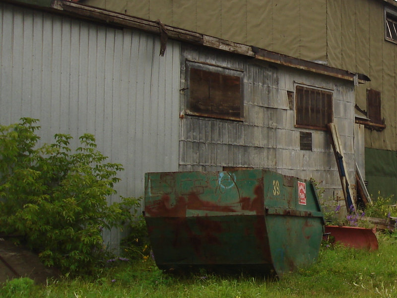 Rusty and abandonned factory of yester years / Vestige manufacturier du passé.