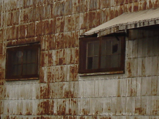 Rusty and abandonned factory of yester years / Vestige manufacturier du passé.