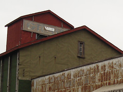 Rusty and abandonned factory of yester years / Vestige manufacturier du passé.