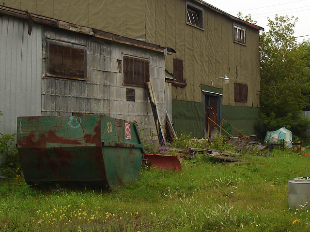 Rusty and abandonned factory of yester years / Vestige manufacturier du passé.