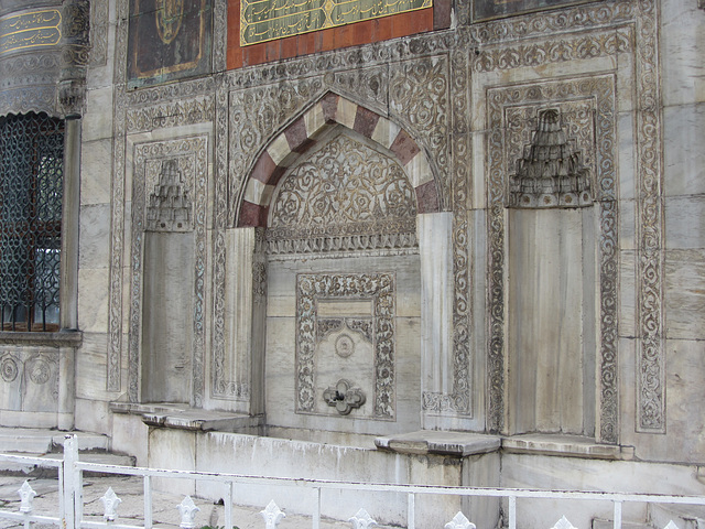 Fountain at the gate of Topkapi Palace