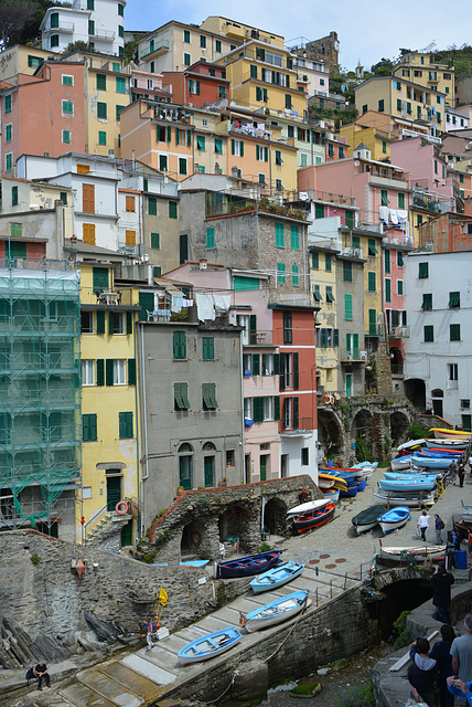 barques dans la rue de Riomaggiore.JPG