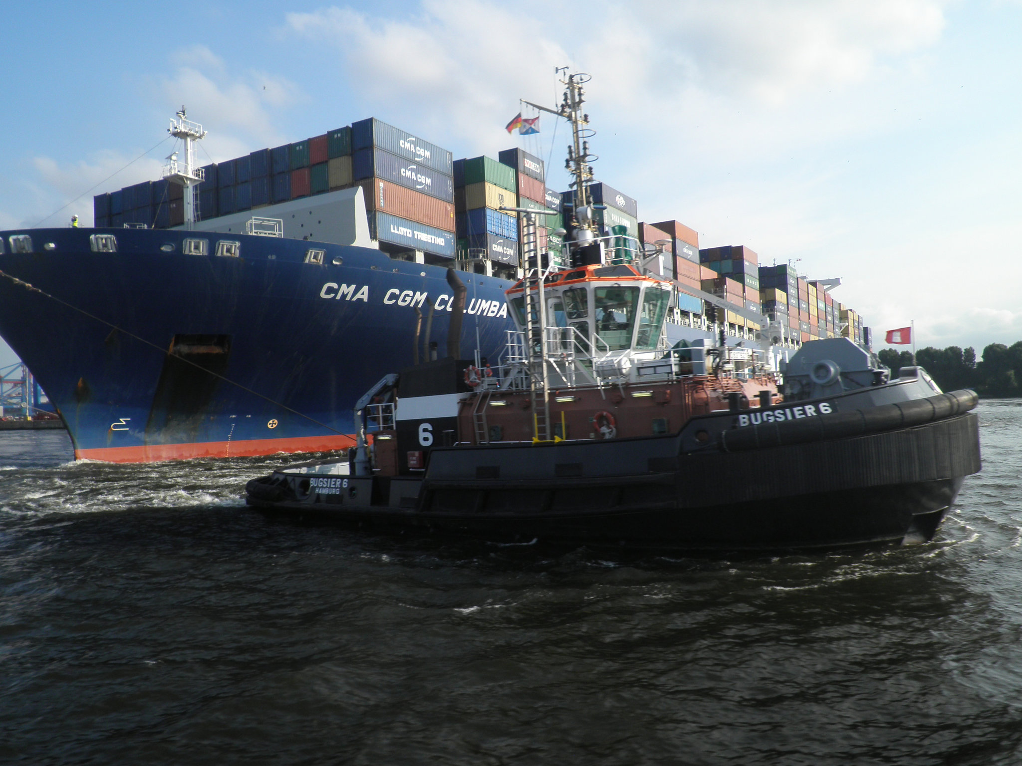 Schlepper vor CMA CGM COLUMBA