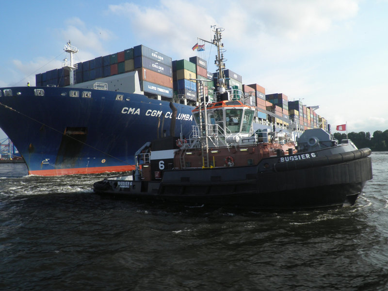 Schlepper vor CMA CGM COLUMBA