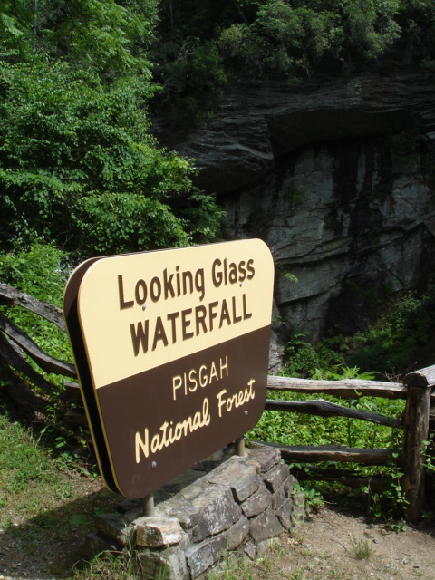 Looking glass waterfall / Chute montagnaise.