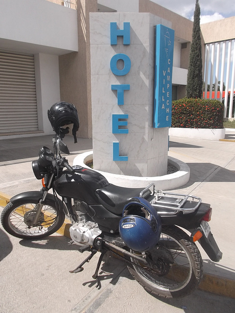 Moto hotel / Une moto hôtelière.