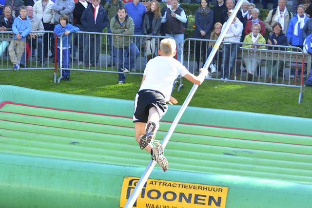 Leidens Ontzet 2013 – Fierljeppen – Heading for the water