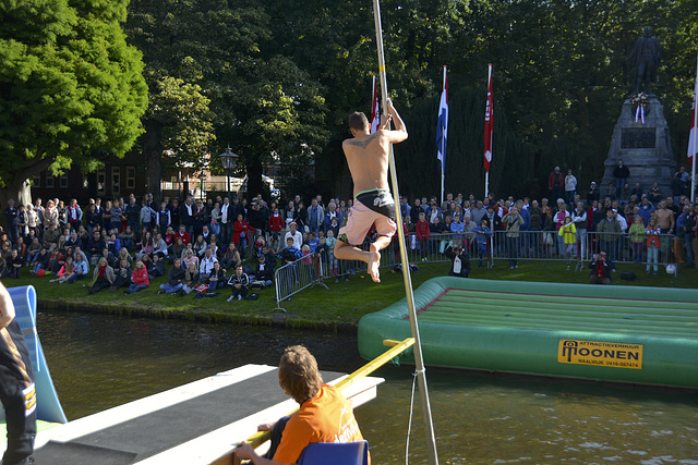 Leidens Ontzet 2013 – Fierljeppen – Holding on