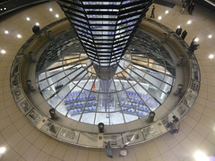 Blick von der Reichstagskuppel in den Plenarsaal