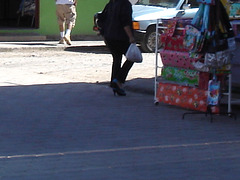 Calidad mujer en zapatos con tacones altos / Mexicaine en talons hauts / Mexican shopper on heels.