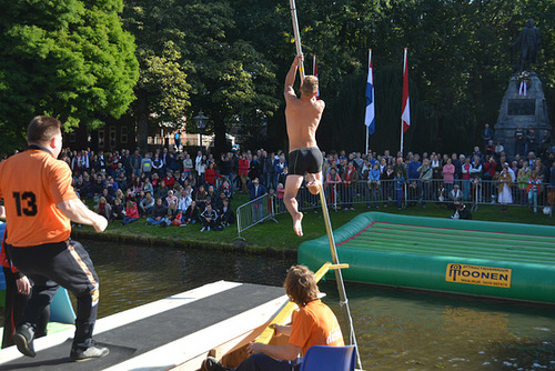 Leidens Ontzet 2013 – Fierljeppen – Hanging on