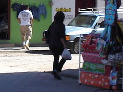 Calidad mujer en zapatos con tacones altos / Mexicaine en talons hauts / Mexican shopper on heels.