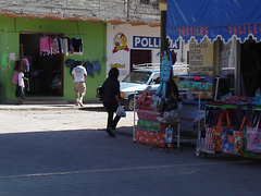 Calidad mujer en zapatos con tacones altos / Mexicaine en talons hauts / Mexican shopper on heels.