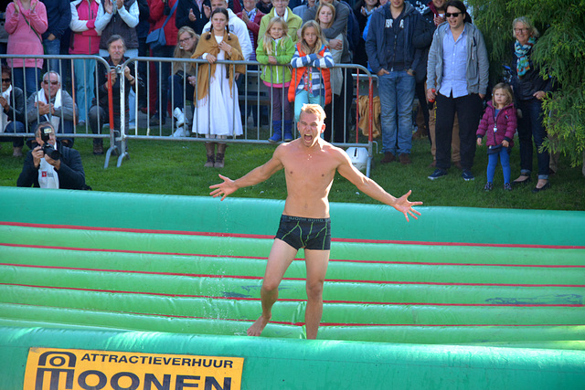 Leidens Ontzet 2013 – Fierljeppen – Reached the other end