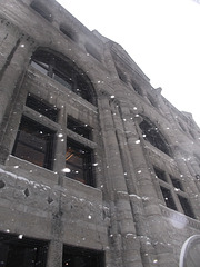 Está nevando copos grandes ..... Snowy old facade.