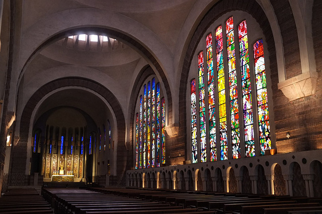 Nef de l'église Ste-Odile, Paris