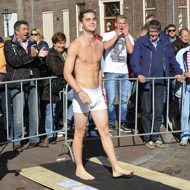 Leidens Ontzet 2013 – Fierljeppen – First contestant