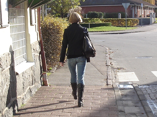 Tanka blonde Lady in SS boots style / Blonde Tanka en bottes style SS.
