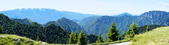 Panoramablick vom Tremalzo nach Süden Richtung Lago di Garda, Monte Baldo und Tremosine. ©UdoSm