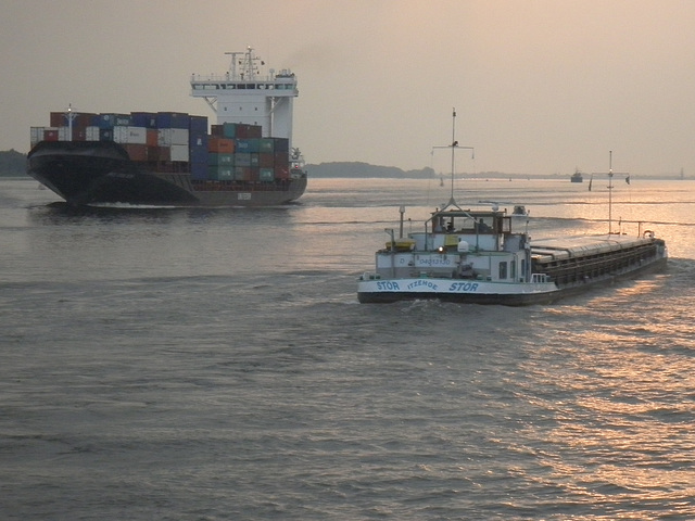 Feeder-Containerschiff und Binnenschiff auf der Elbe