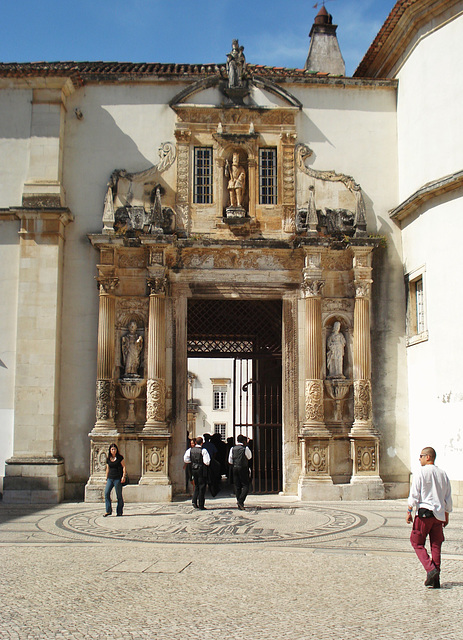 Porta Férrea, outside