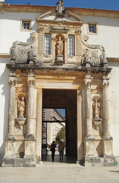 Porta Férrea from Pátio das Escolas