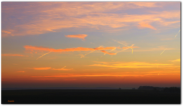 Je rêve d'évasion en enviant ceux qui ont laissé ces jolies lignes roses dans le ciel...