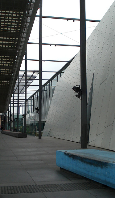 Melbourne Museum forecourt