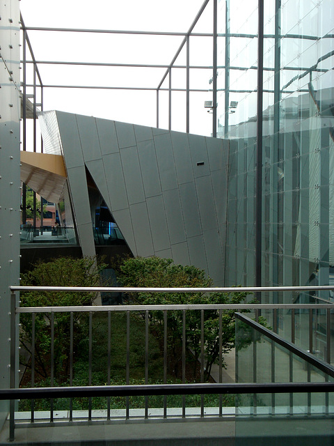 Melbourne Museum forecourt