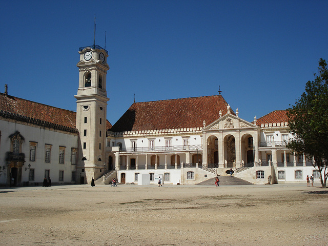 Via Latina e a Torre, Pátio das Escolas